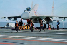 TQ thao dượt J-15 và Z-9 trên tàu sân bay Liêu Ninh