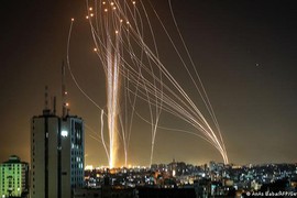 Đêm rực sáng bầu trời Israel giữa Vòm Sắt và tên lửa của Hamas