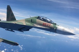 "Cặp bài trùng" bên cạnh tên lửa R-27 của tiêm kích Su-30MK2 Việt Nam