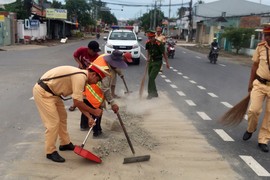 CSGT Sóc Trăng xuống đường thu gom cát, đá rơi