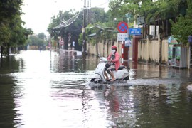 Sau 1 đêm ngủ dậy, đường phố Hà Tĩnh bỗng thành "sông" 