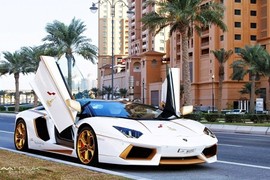 Mê mẩn Lamborghini Aventador Roadster độ vàng thật sang chảnh