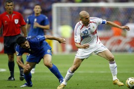 Những pha xử lý bóng thiên tài của Zinedine Zidane