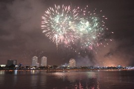 Màn pháo hoa tuyệt đẹp lung linh bên sông Hàn