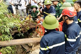 Vụ 3 phu vàng mắc kẹt: Đã đưa được 1 người lên