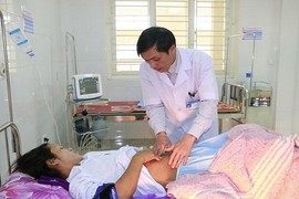 Xúc động 5 cán bộ y tế hiến máu cứu sống sản phụ bị băng huyết