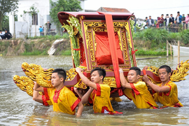 Ảnh: Rước kiệu lội ao lạnh suốt 5 giờ ở Thái Bình