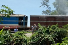 Toa tàu chở hàng bốc cháy khi đang chạy