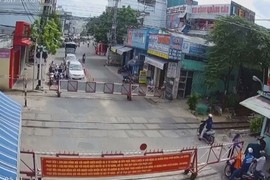 Video: Tàu hỏa đang đến, người phụ nữ vẫn liều lĩnh vượt đường ray 