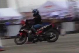 Mê mẩn nữ biker 9X biểu diễn Exciter điệu nghệ 