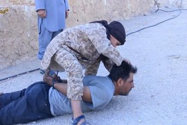 IS tung video “sát thủ nhí” hành quyết dã man lính Syria