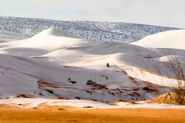 Tuyết rơi bất thường ở sa mạc Sahara: Bức tranh tuyệt đẹp trên cát