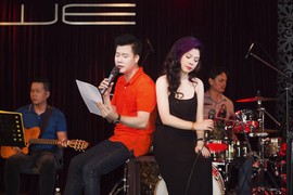 Thanh Thảo và Quang Dũng tựa lưng say sưa tập song ca