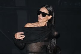 Demi Moore bị lộ vòng 1 vì trang phục xuyên thấu