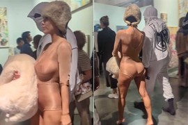 Vợ Kanye West lại bị chỉ trích vì trang phục màu nude lộ liễu