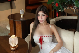 Mỹ nhân Malaysia mặc váy áo ngắn, xẻ ngực sâu gây chú ý