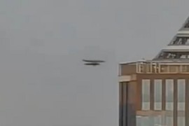 Vật thể giống UFO bay sóng đôi qua cao ốc Ấn Độ