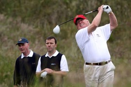 Ông Trump chơi Golf tại Nhà Trắng bằng bộ giả lập giá 50.000 USD