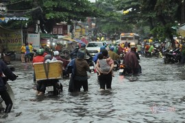 Người Sài Gòn ngã nhào trên đường ngập lụt, giao thông rối loạn