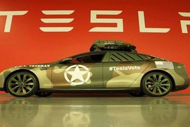 Tesla Model S đẹp lạ trong màu áo quân đội