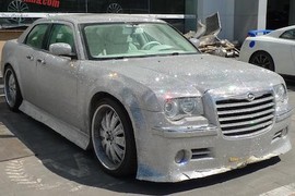 “Đau mắt” với Chrysler 300C dát trăm ngàn viên pha lê “fake”