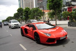 Siêu xe tiền tỷ Lamborghini Aventador lăn bánh trên phố Việt 