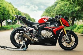 Cận cảnh BMW S1000R “độ khủng” của dân chơi Sài Gòn