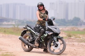 Nữ biker Việt “cực phủi” bên Honda 67 và Yamaha Exciter 