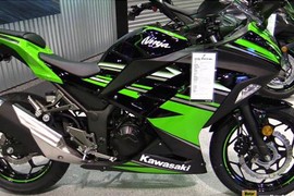 Kawasaki Ninja 300 phiên bản 2017 giá hơn 100 triệu đồng