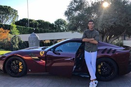 Cristiano Ronaldo tậu siêu xe hàng hiếm Ferrari F12tdf 10 tỷ