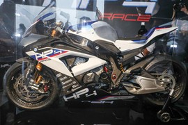 Siêu môtô BMW HP4 Race mới giá 2,8 tỷ tại Malaysia