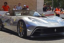 "Soi" siêu xe Ferrari F12 TRS dát bạc hơn giá 3 triệu USD 