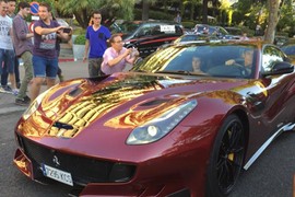 Cristiano Ronaldo lái siêu xe Ferrari F12tdf hàng hiếm