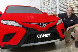  Xe Toyota Camry nặng 2 tấn làm từ 500.000 viên Lego 