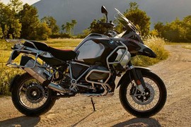 "Soi" BMW R 1250 GS Adventure giá 437 triệu đấu Ducati Multistrada