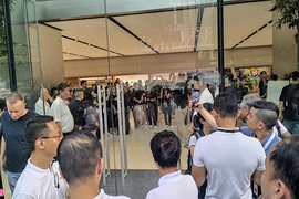 Bát nháo sang tay iPhone 11 trước cửa Apple Store