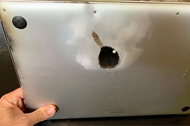 Mang theo MacBook Pro 15 inch, khách nước ngoài kẹt lại Việt Nam