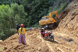 Băng rừng, lội suối vượt gần 150km để… rút tiền lương