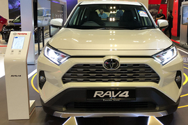 Toyota RAV4 tới 2,27 tỷ đồng tại Singapore, sắp về VN?