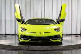 Siêu xe Lamborghini Aventador SVJ sơn dạ quang cực hiếm