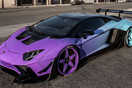 Chris Brown "lột xác" Lamborghini Aventador SV với dàn áo sặc sỡ