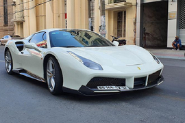 "Bạch mã” Ferrari 488 Spider hơn 15 tỷ dạo phố phố Sài Gòn