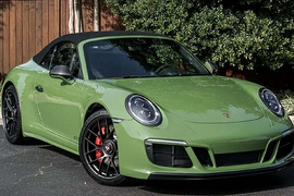 Siêu xe Porsche 911 Carrera GTS Cabriolet màu xanh Olive lạ mắt