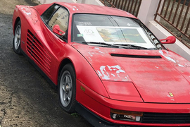 Siêu xe Ferrari Testarossa bị "bỏ xó", dầm mưa suốt 17 năm