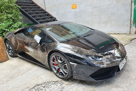 Siêu xe Lamborghini Huracan khoác áo "kịch độc" ở Sài Gòn 