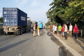 Video: Quay đầu xe bất ngờ, người đàn ông bị xe khách tông tử vong