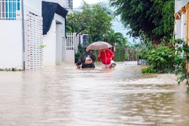 Video: "Nước lũ về quá nhanh, chúng tôi trở tay không kịp"