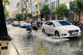 Mưa như trút, nhiều tuyến đường ở Sài Gòn ngập lênh láng