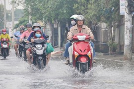 Làm sao để chiếc xe máy có thể lội nước trong mùa mưa lụt?