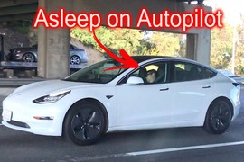 Tesla bị truy vấn chưa triệu hồi xe lỗi hệ thống tự lái Autopilot